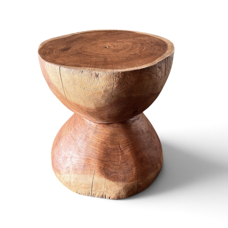 Mesa auxiliar tallada en una sola pieza de madera maciza AREIA